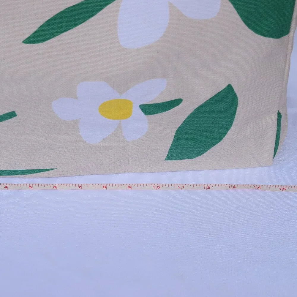 MARC JACOBS Daisy Tote with Cosmetic Pouch in Cream Flowery Pattern - Picture 5 of 5